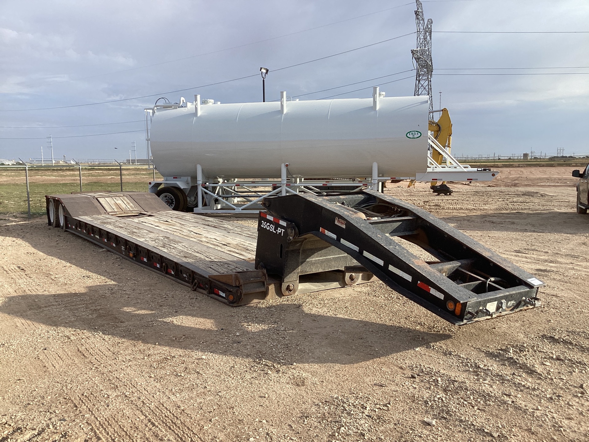 2005 Eager Beaver 35GSL 38 ft T/A Removable Gooseneck Lowboy Trailer