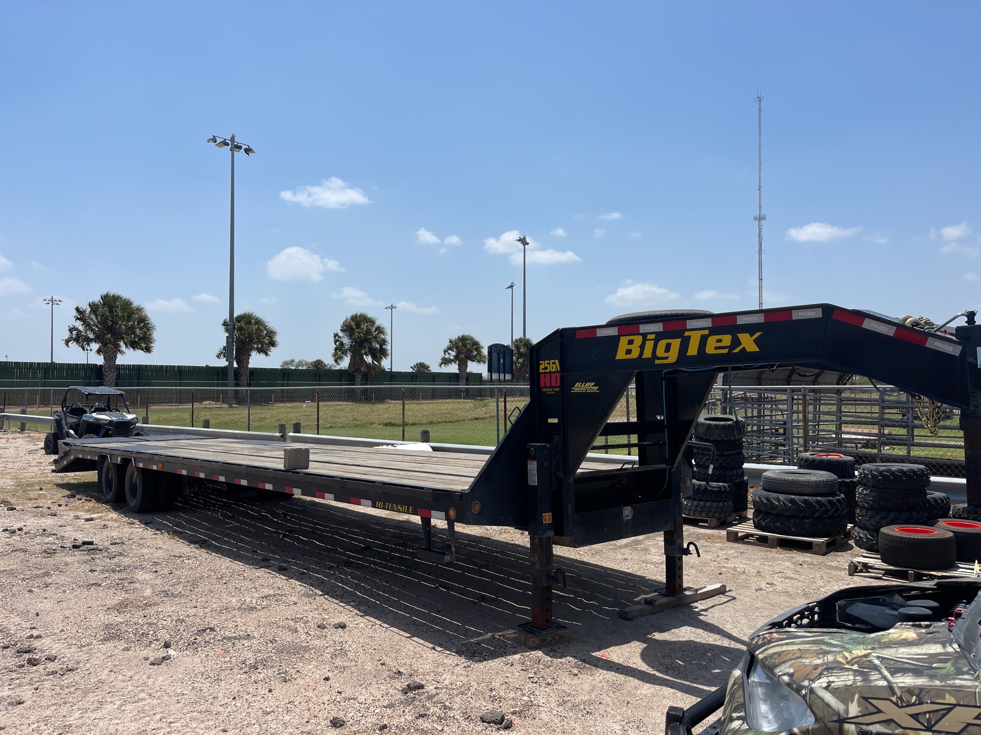 2022 BigTex 25GN-35BK+5 MR 35 ft T/A Flatbed Trailer