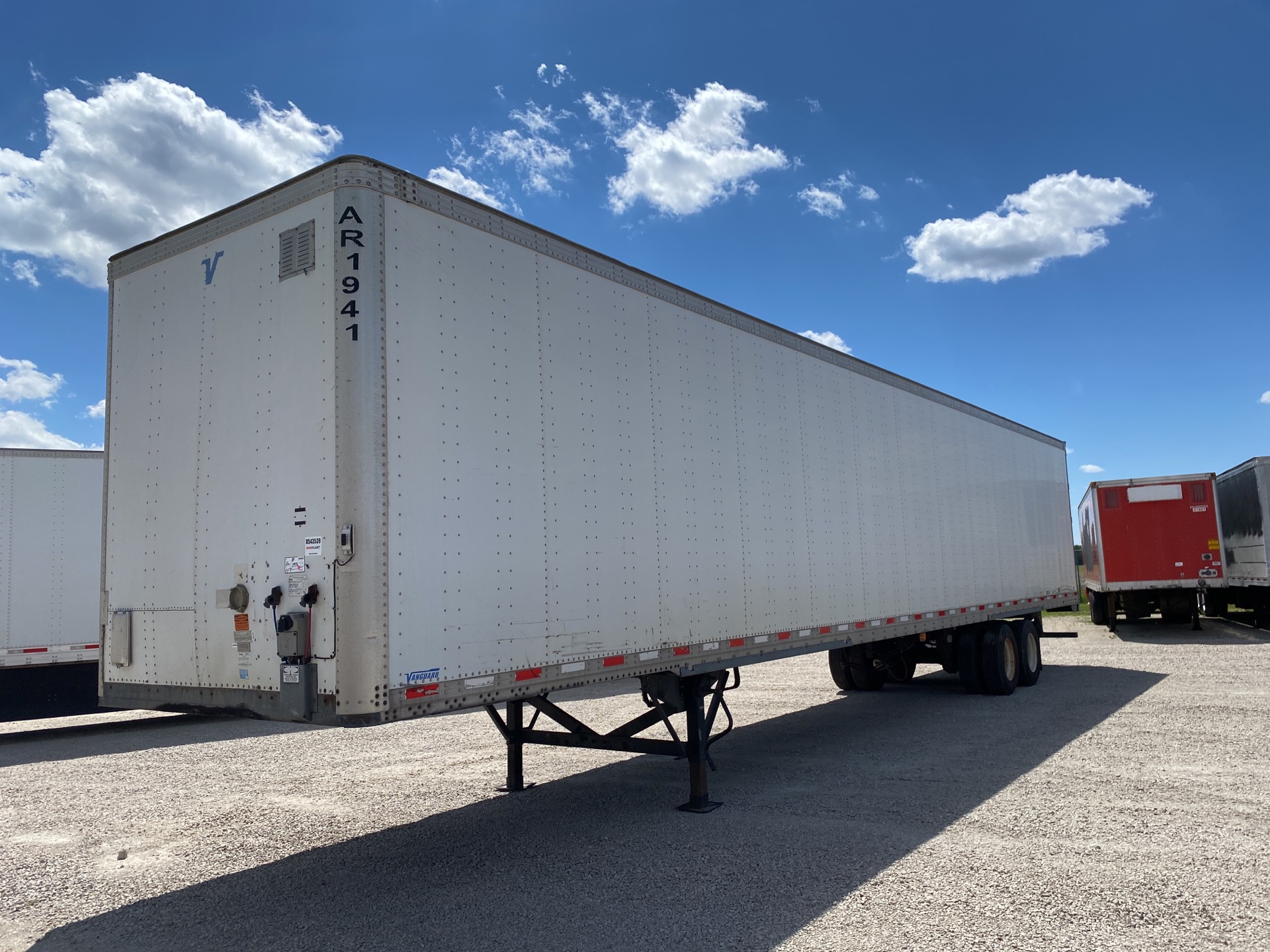 2015 Vanguard 53 ft x 96 in T/A Van Trailer