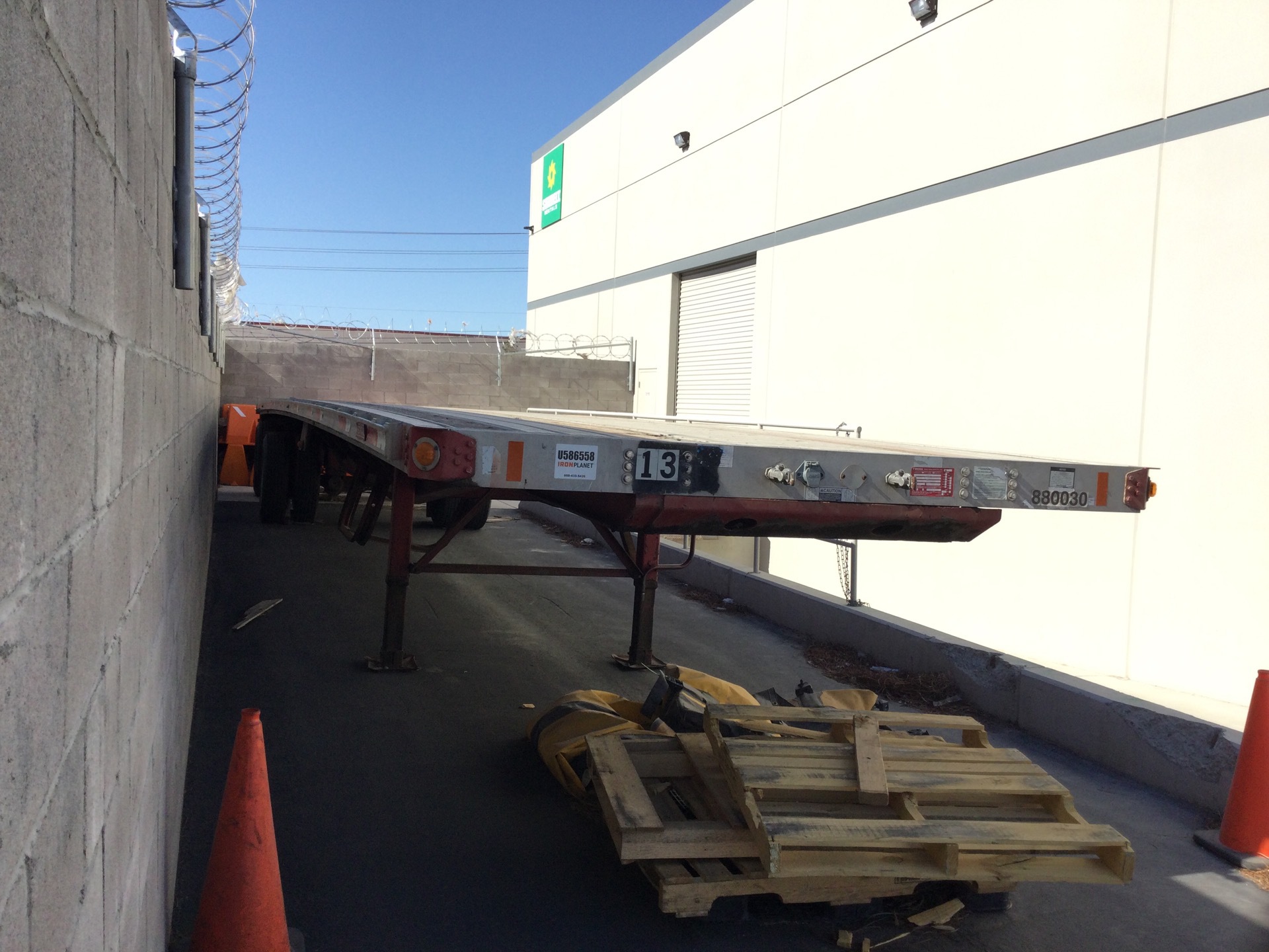 2005 Fontaine IFTW-8-8048WSAWK 48 ft T/A Flatbed Trailer
