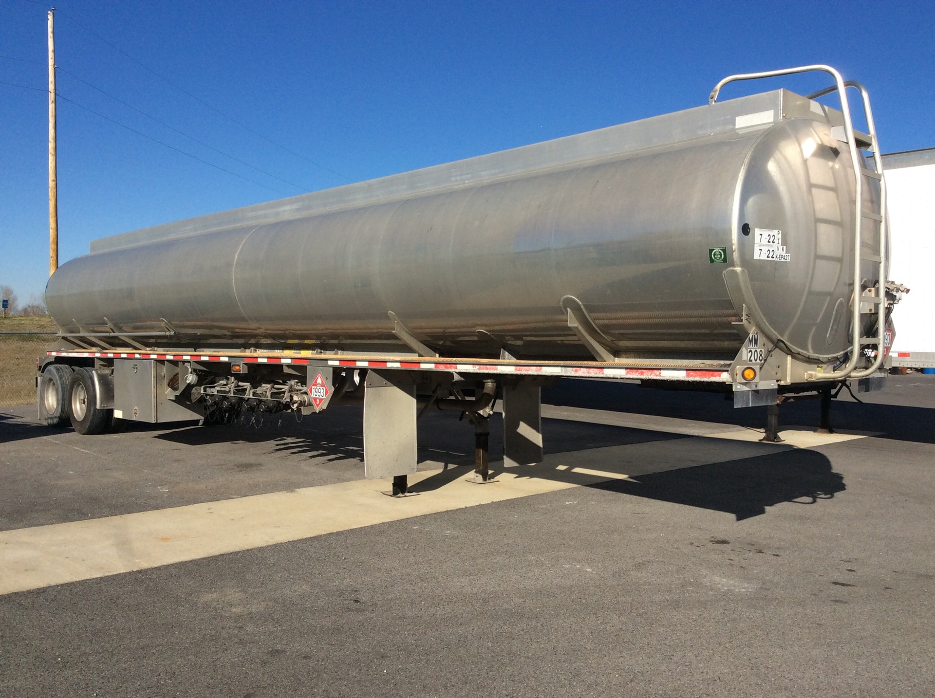 2007 LBT 8500 gal T/A Tanker Trailer