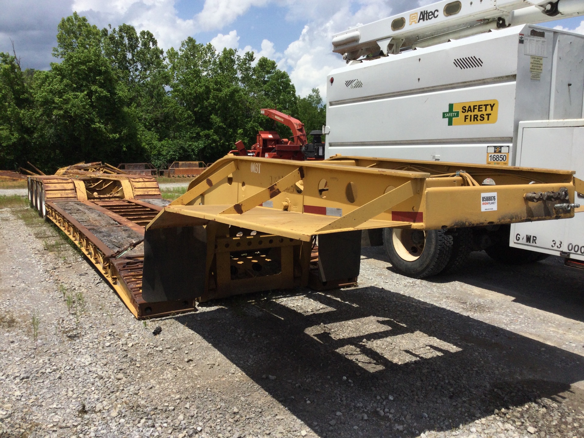 1998 Fontaine TA50HNGB Tri/A Lowboy Trailer