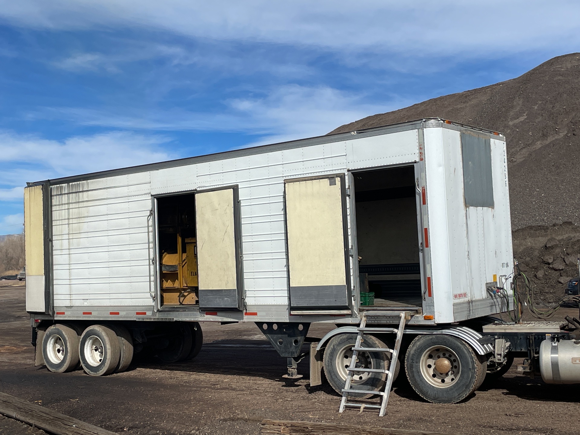 Cat SR4 906 kVA Containerized Generator Set in 1996 Utility Trailer