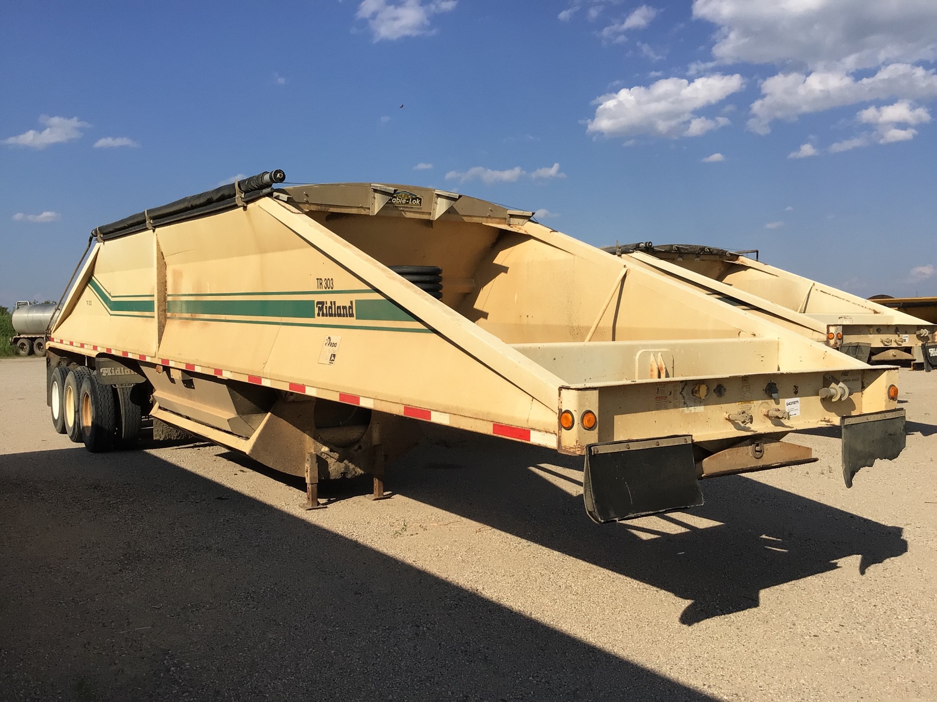 1999 Midland MG42CLAM 17 ft 6 in Tri/A Belly Dump Trailer