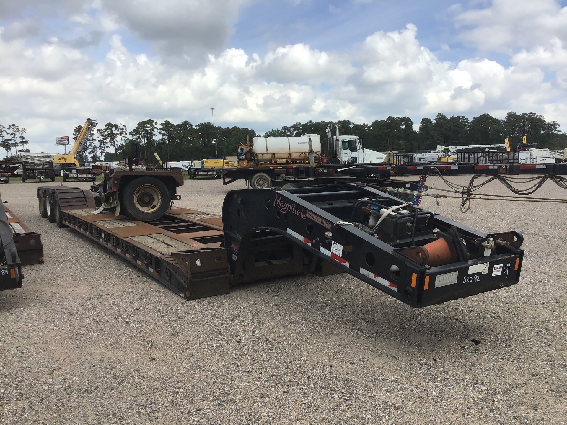 2013 Fontaine 134000 lb 25 ft 5 in Tri/A Lowboy Trailer