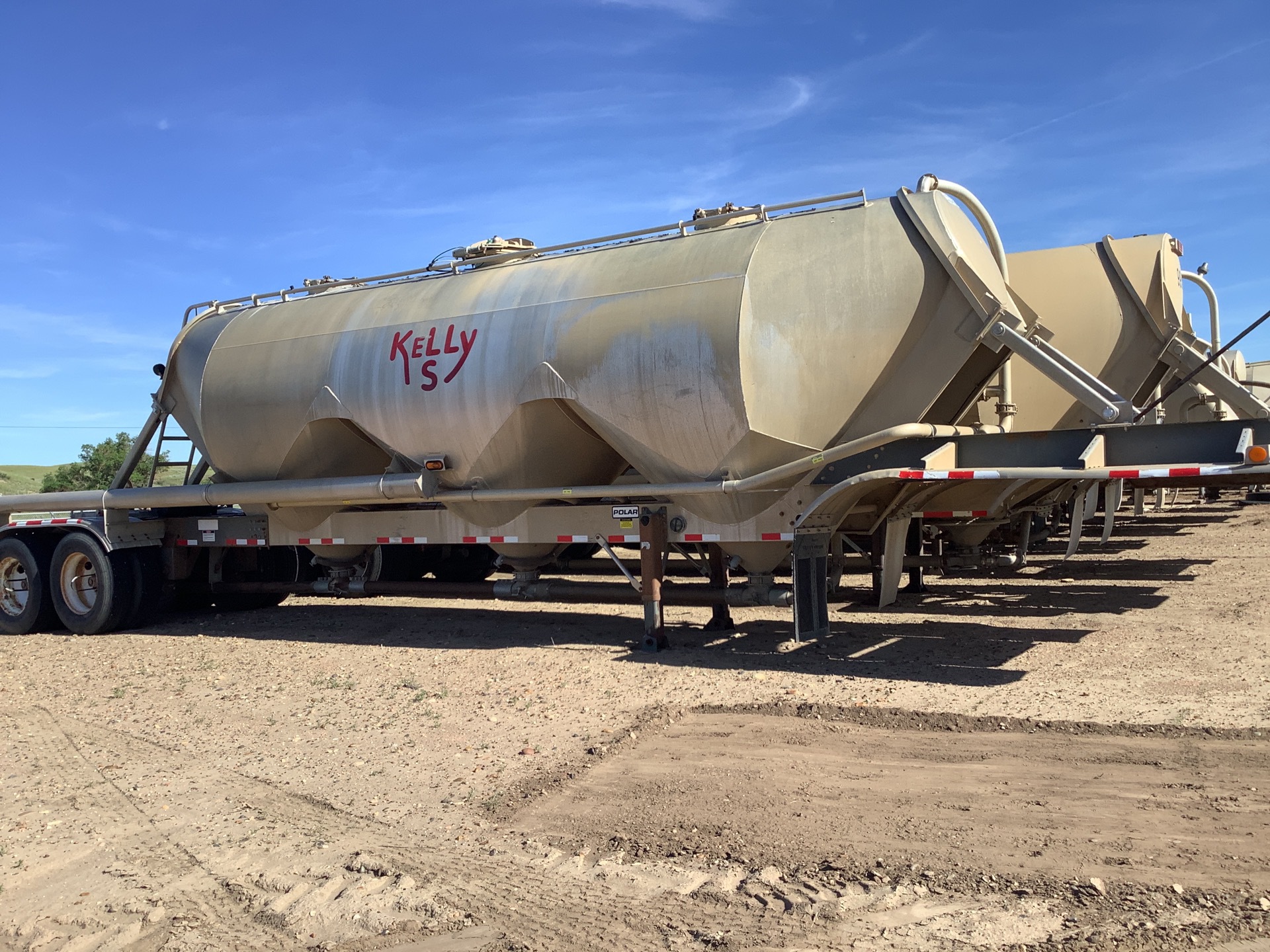 2011 Polar 1000 cft T/A Pneumatic Bulk Trailer