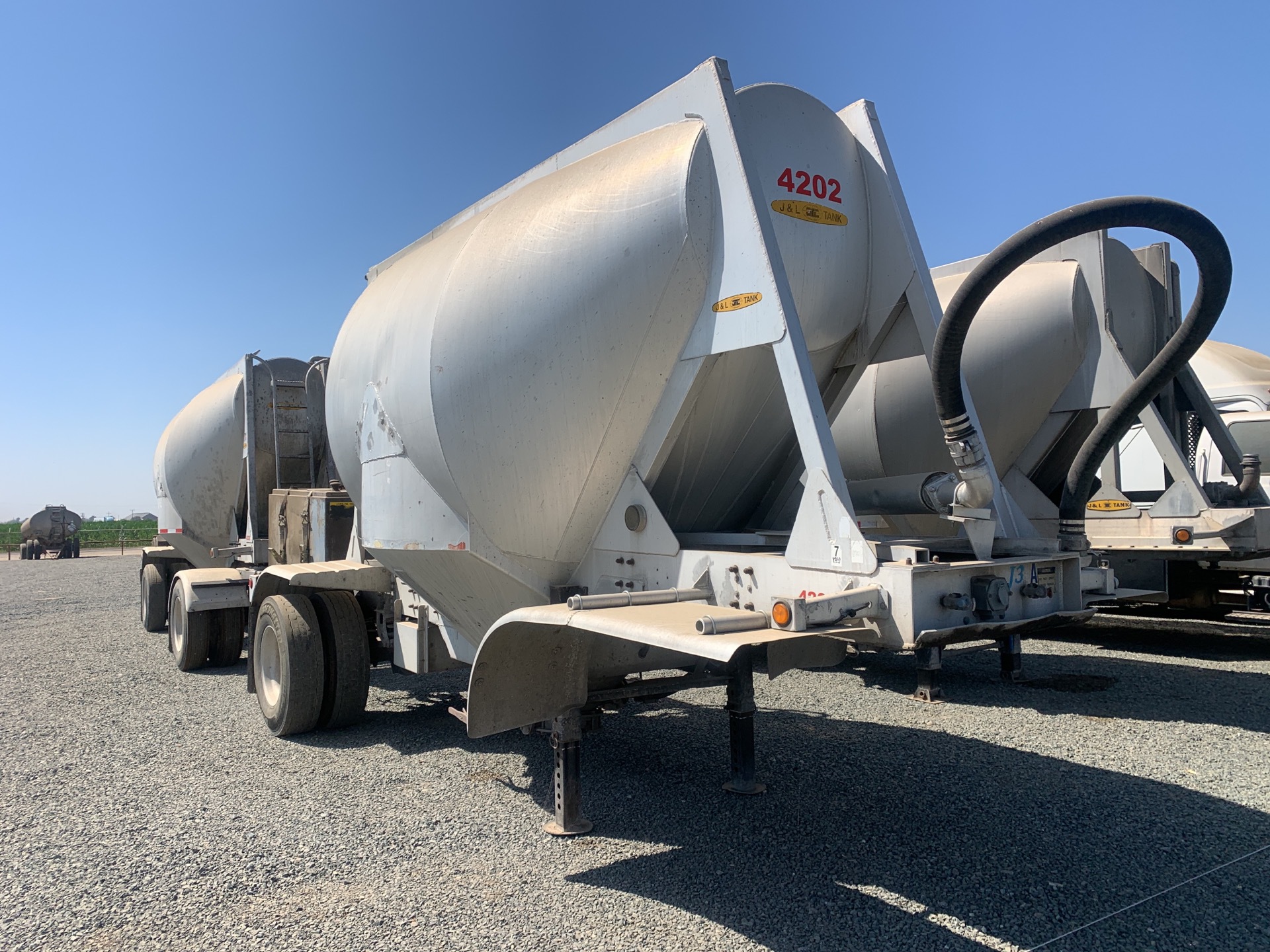 1997 J&L Tank  570 cft Lead Pneumatic Bulk Trailer