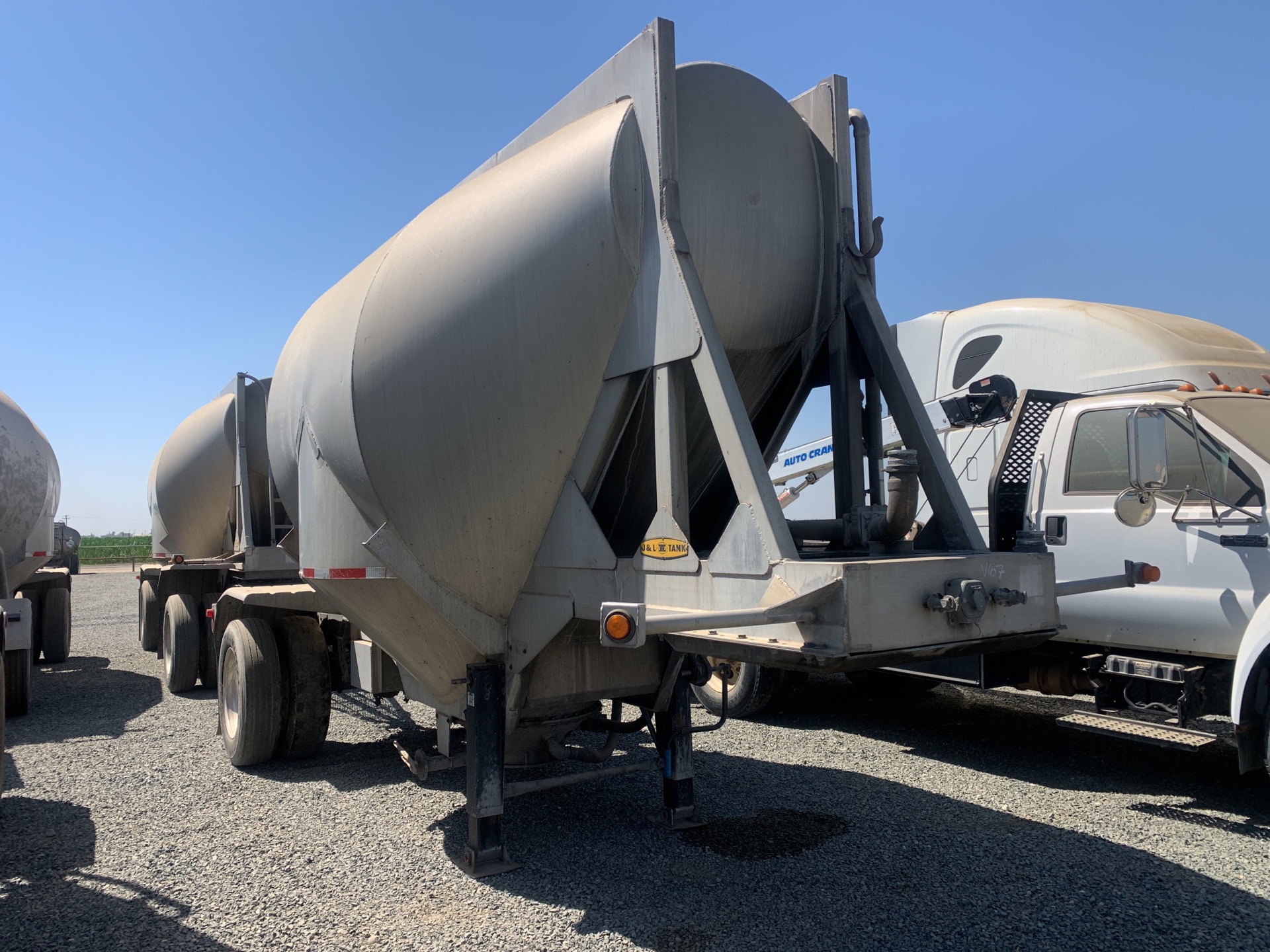 1987 J&L Tank  570 cft Lead Pneumatic Bulk Trailer