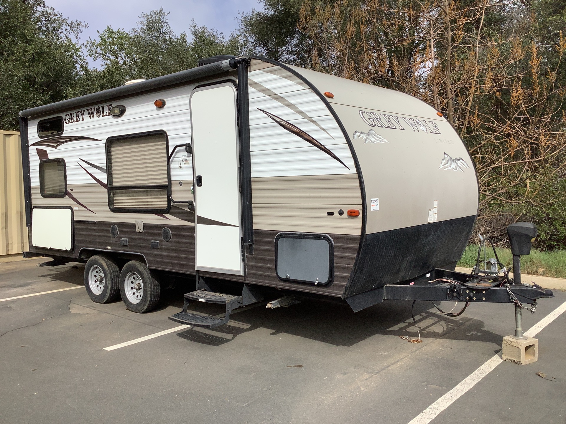 2016 Cherokee Forest River Grey Wolf 24 ft T/A Travel Trailer