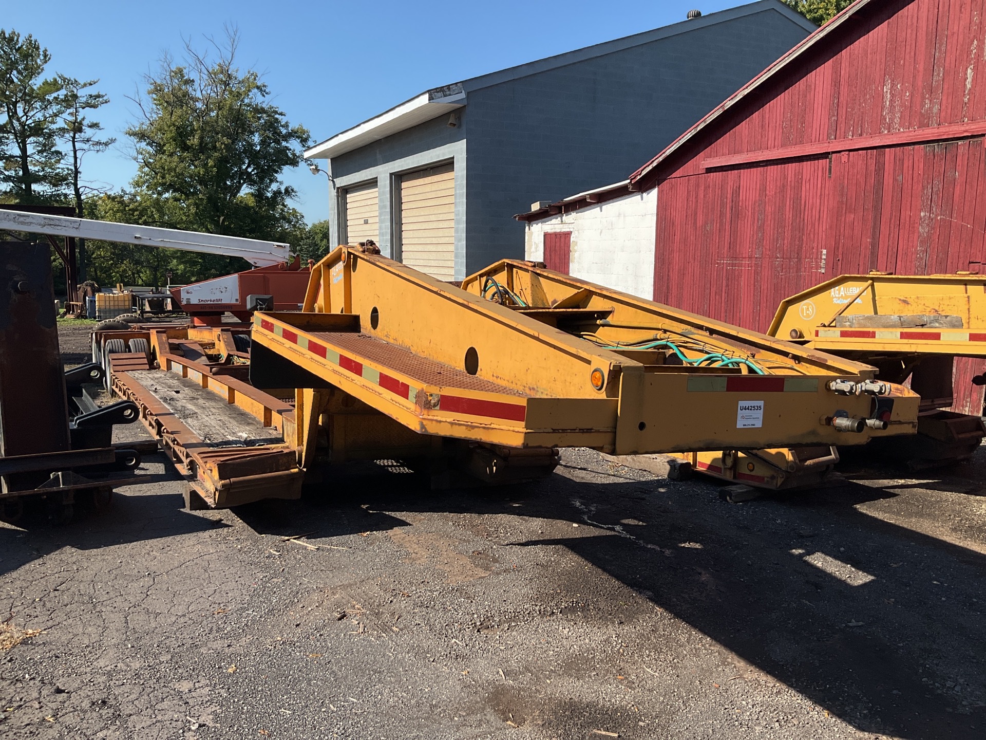 1999 Dynaweld 24.5 ft Tri/A Removable Gooseneck Lowboy Trailer