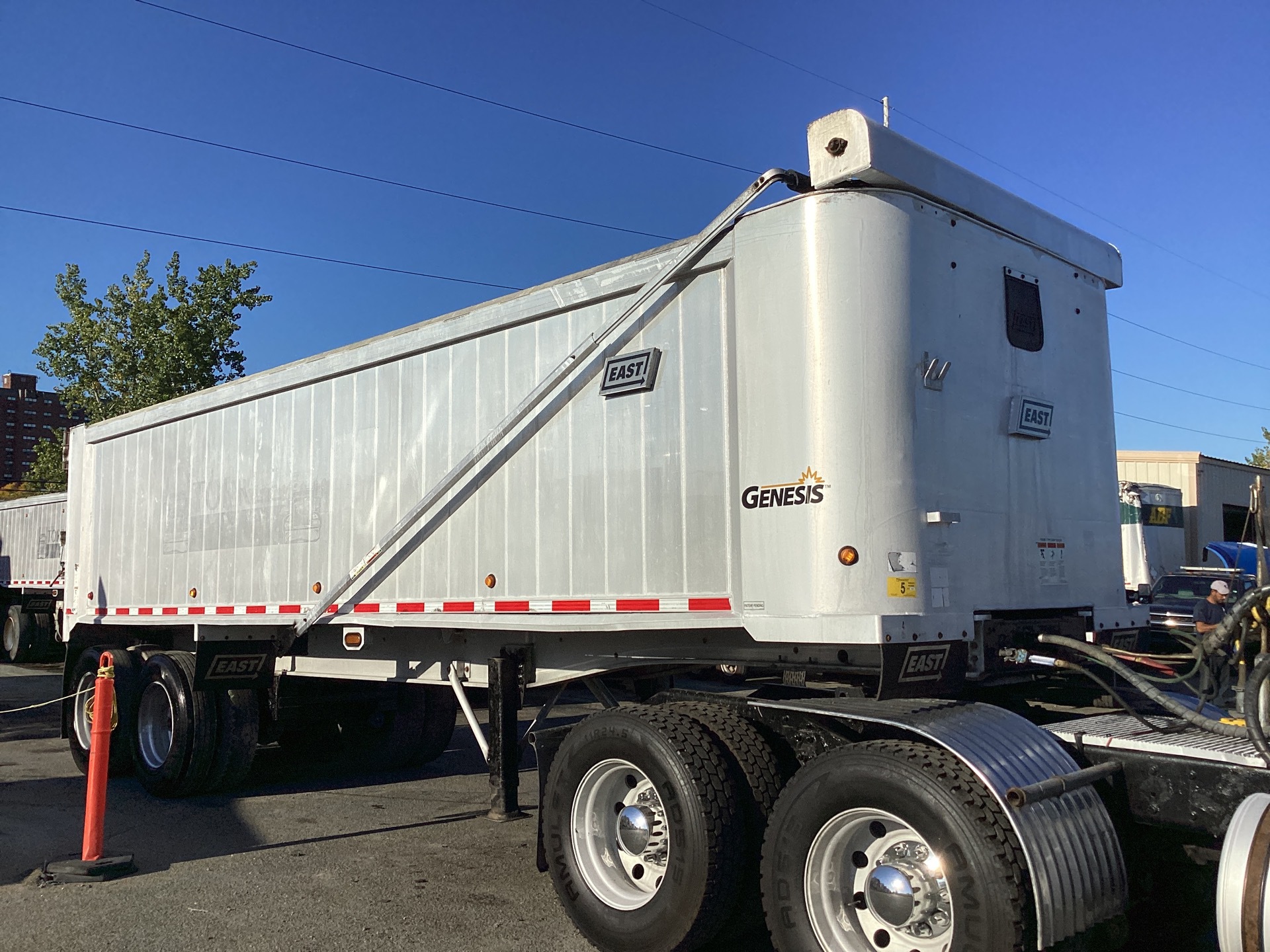 2014 East Genesis 27 ft 10 in T/A Aluminum End Dump Trailer