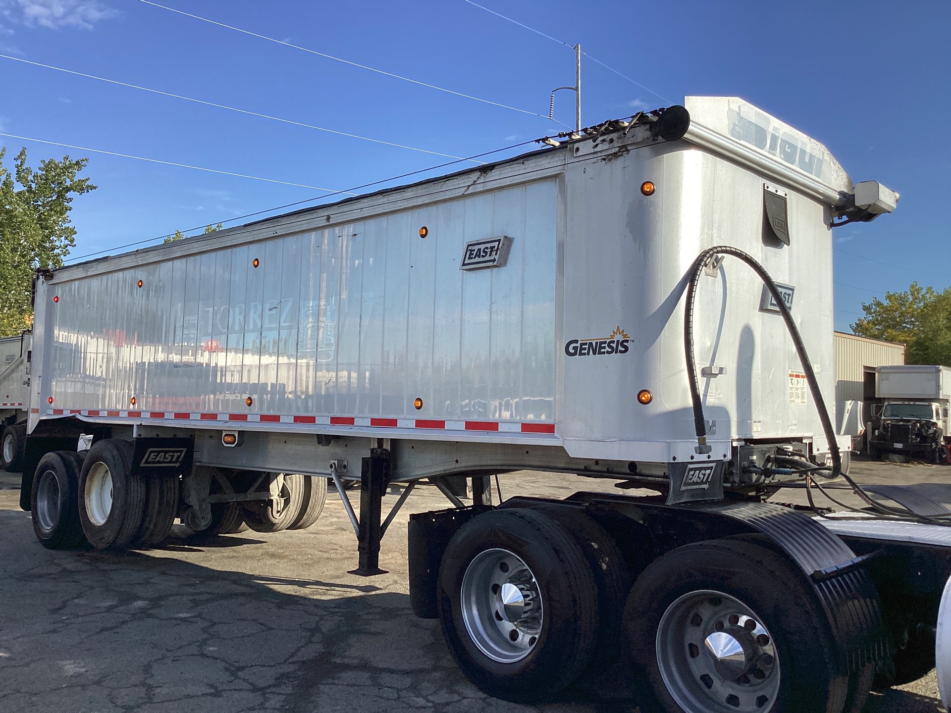 2017 East Genesis 27 ft 10 in T/A Aluminum End Dump Trailer