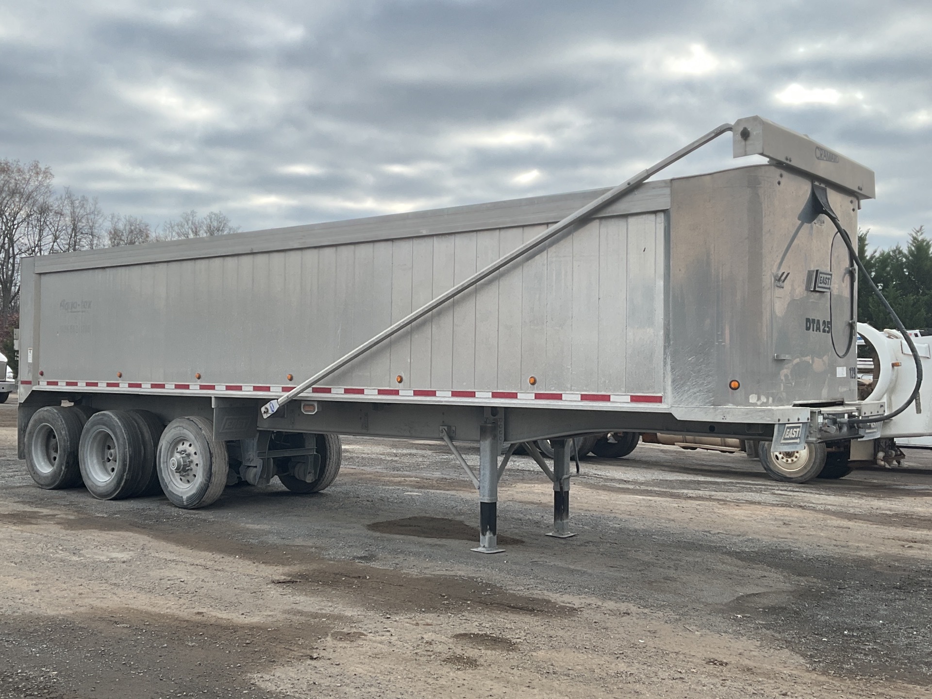 2016 East 31 ft T/A Aluminum End Dump Trailer