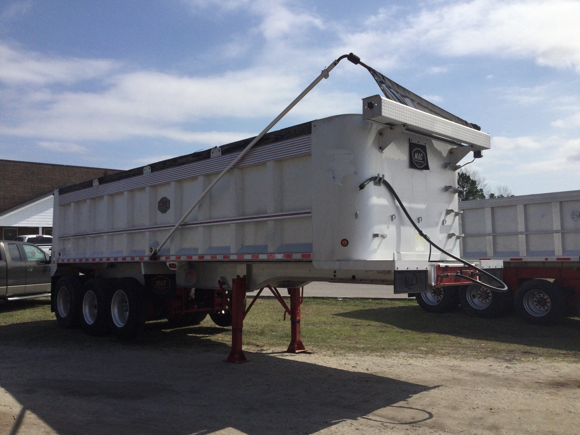 2004 MAC 28 ft Tri/A Aluminum End Dump Trailer